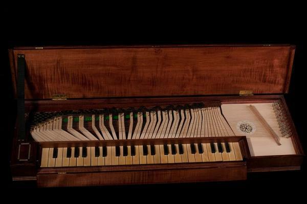 Harpsichord: ما هو والتاريخ والصوت - ما هو القيثاري
