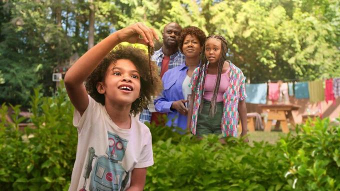 Ivy and Bean filminin akşam yemeği ön planda zenci bir kızı ve arkasında aileyi gösteriyor.