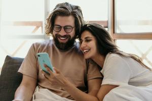 Beginilah cara penggunaan jejaring sosial yang berlebihan memengaruhi stabilitas pasangan