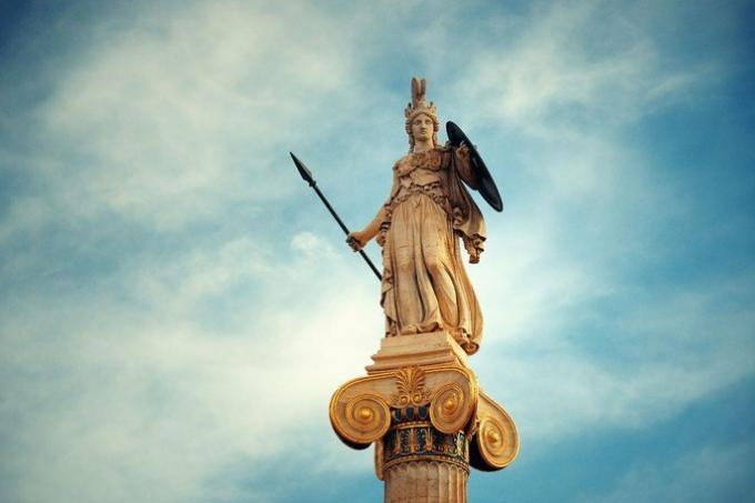 Arka planda mavi bir kafa ile Tanrıça Athena heykeli