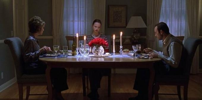 Lesterjeva družina sedi za mizo in zadihana.