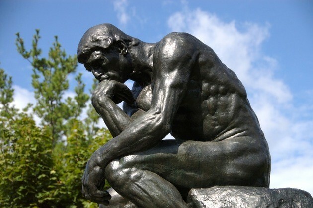 Ou penseur, par Rodin. De nombreux critiques observent une semelhança entre la sculpture de l'artiste français et la toile Abaporu, de Tarsila do Amaral.