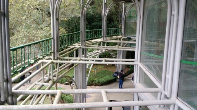 Del strukture Opera de Arame sestavljajo steklo, kovinske konstrukcije in jeklene cevi.