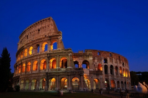 Koloseum rzymskie. Okrągła część budowlana ruin