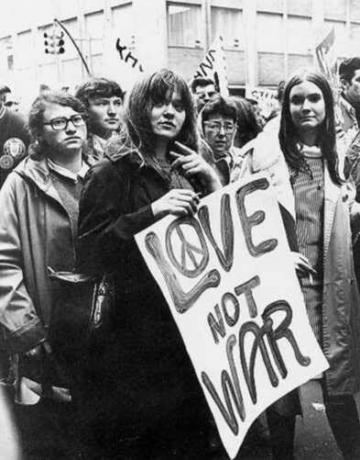 Изображение протеста против войны во Вьетнаме.
