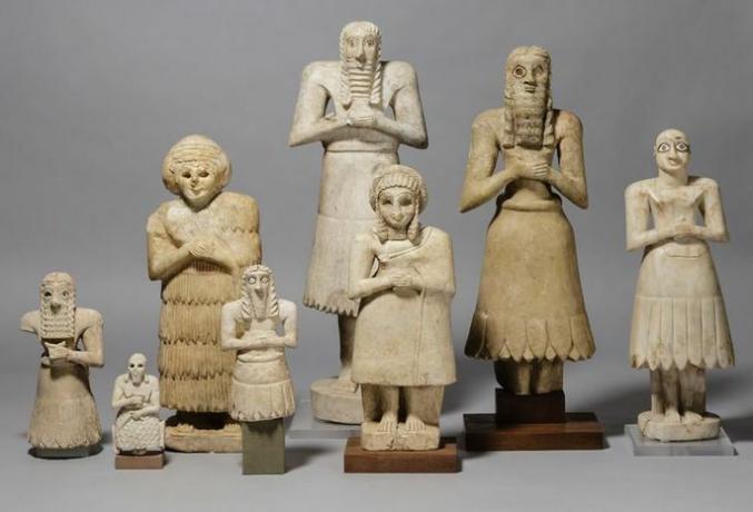 diverses statues en terre cuite de povo sumerio