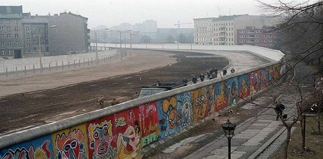 बर्लिन की दीवार।