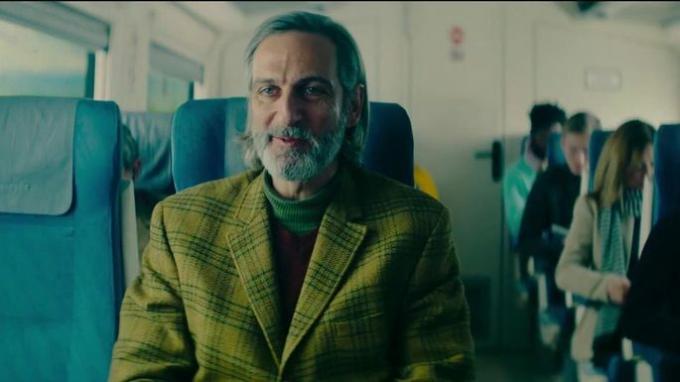 Кадр из фильма, в котором главный герой находится в вагоне поезда