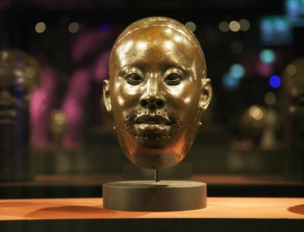 Máscara africana em iorubá de bronze
