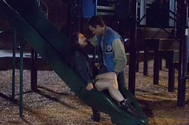 Hannah and Justin beijando no park