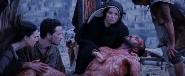 मारिया ने यीशु को अपनी बाहों में पकड़ रखा है