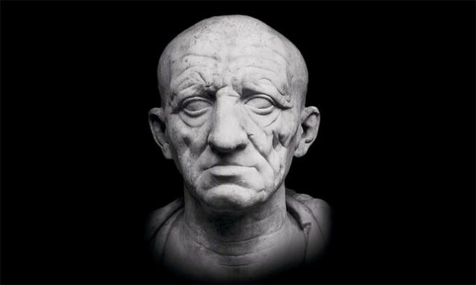 sculptură romană care afișează capul lui homem idoso