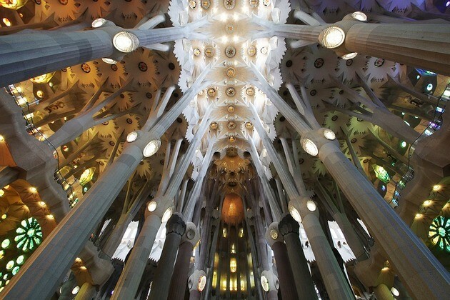 Szeroki widok na wnętrze La Sagrada Familia