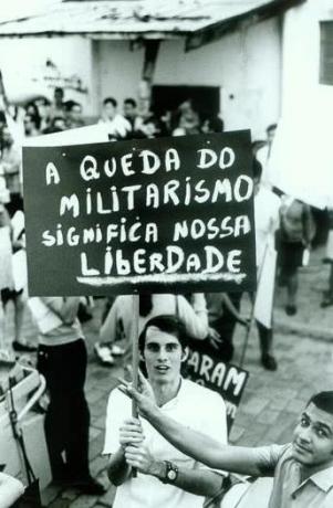 Fotografie a unui protest din 1968, tânăr sigur că o scrisoare prin care cerea sfârșitul militarismului.