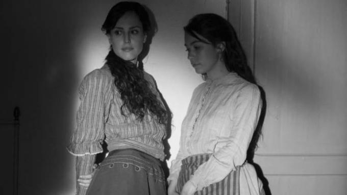 Cadre du film Elisa et Marcela, dans lequel les deux apparaissent en plan moyen