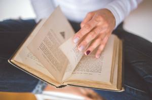 Biblioterapi: membaca membuat kita lebih bahagia