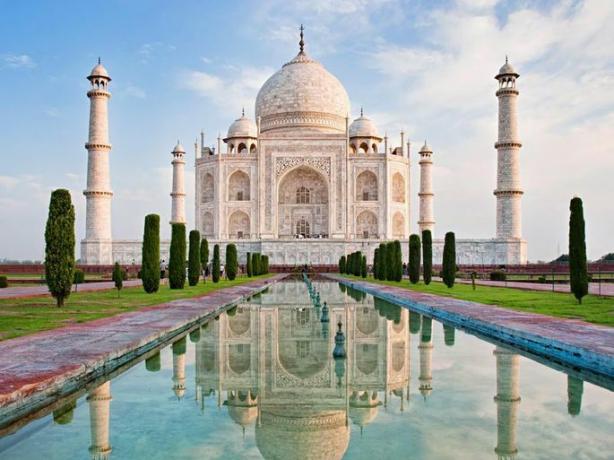 Reflexo do Taj Mahal nas águas.