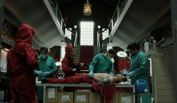Kirurger opererer på Arturo.