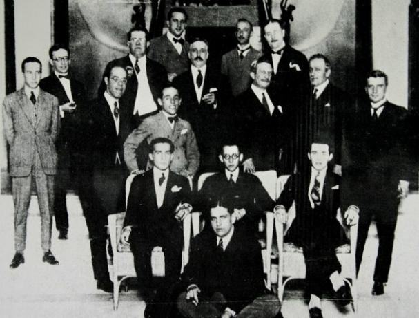 Organizing Committee of the Modern Art Week, with Oswald de Andrade standing out (in front).