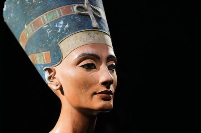 Busta Nefertiti, služebná vlasová sochařka Tutemés