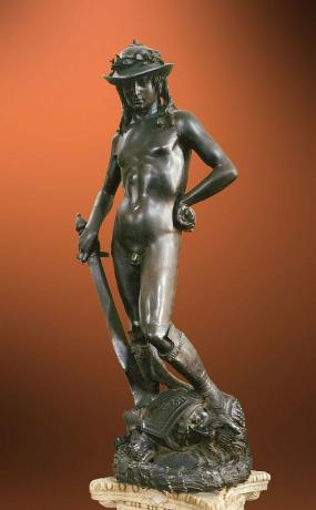主人公のダヴィデ像を描いた芸術家ドナテッロによるブロンズのフェイタ彫刻