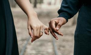8 įsitikinimai, kurie skatina emocinę priklausomybę santykiuose