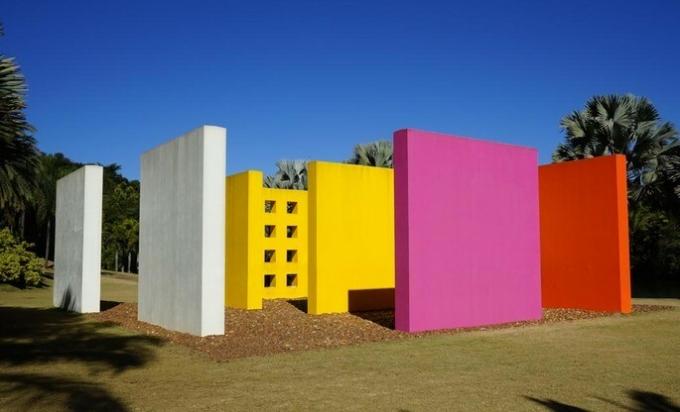 work you penetrate, there is an installation with various colorful walls that you can enter