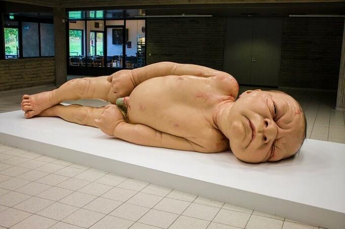 gigantyczna rzeźba noworodka autorstwa Rona Mueck