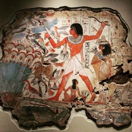 Αιγυπτιακή τέχνη που παρουσιάζει φιγούρα homem στο προφίλ em meio a animais