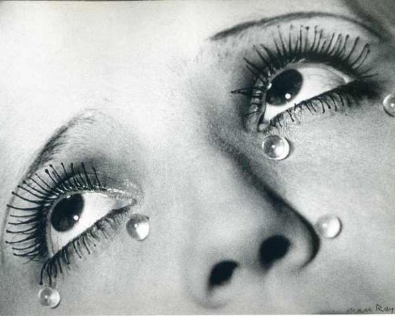 マン・レイの写真「ガラスの涙」は、顔ではなくガラスの涙が上を向いているマルハーを示しています