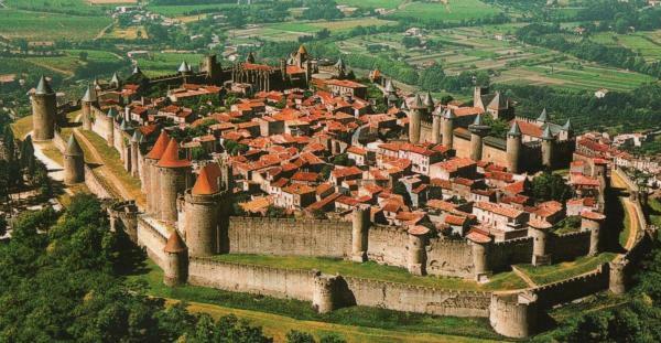 The medieval city and its parts - Characteristics of the medieval city