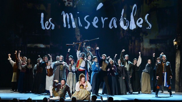 Peça Les Miserables, osvetljena v Novi Iorque.