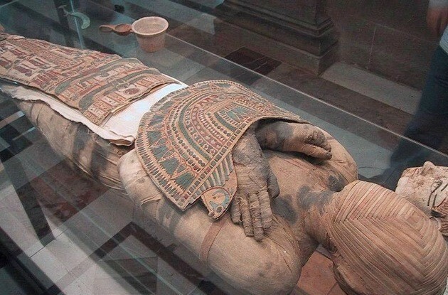Art funéraire d'Egito exposant maman embaumée