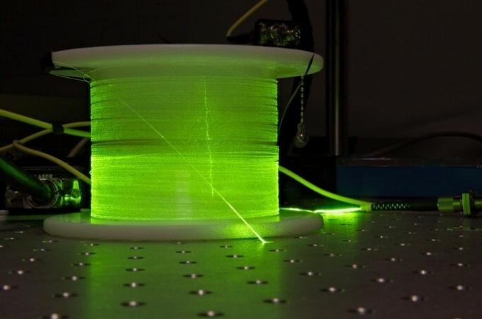 Fiberoptisk spole oplyst af en laserstråle