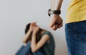 Jak usprawnić interwencję psychologiczną w obliczu przemocy ze względu na płeć?