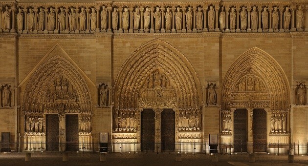 Osnova zahodne fasade. Da esquerda za direita: portik Santa Ana, portik do Juízo Final in portik Virgem Maria.