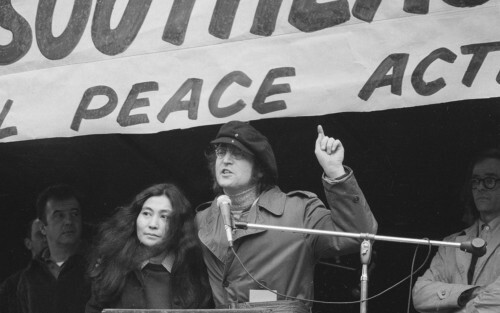 Джон Леннон и Йоко Оно на демонстрации конфликта физкультуры.