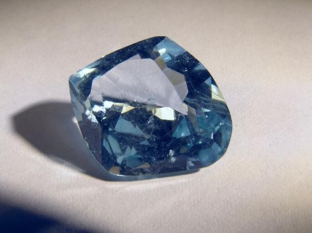 ベリリウムで構成されたアクアマリンの宝石