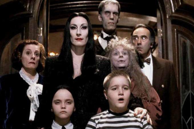 Makan malam film A Family Addams menunjukkan semua anggota keluarga