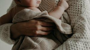 아기가 잠을 적게 자는 것이 정상입니까?