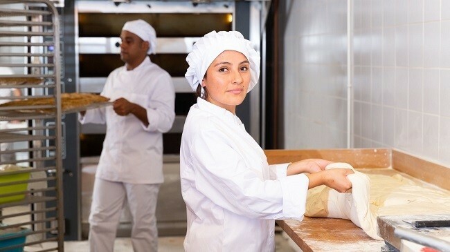 kvinna och man som arbetar i bageri