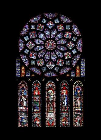 Dettagli delle finestre di vetro macchiate nella cattedrale di Chartres, Francia.