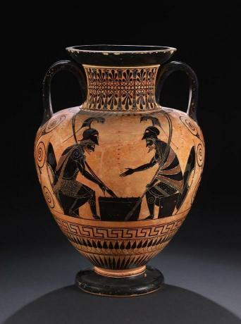 ბერძნული ვაზა წარმოადგენს ადამიანის ფიგურებს შავი ფერის ვერმელჰოს ფონზე
