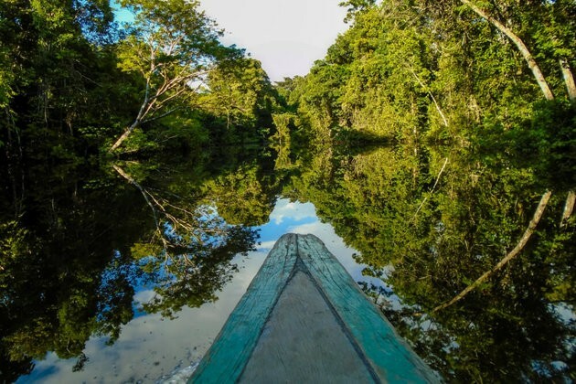 Imagine a unei canoe fără râu.