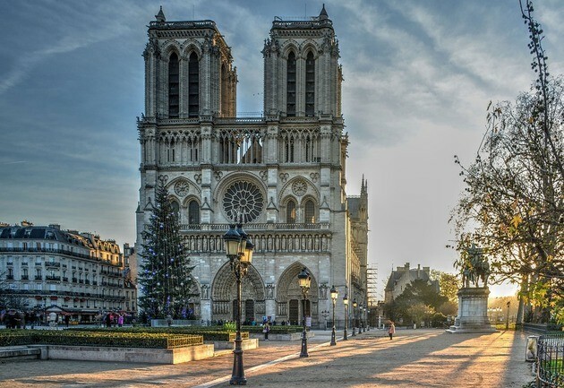 パリの聖母大聖堂（ノートルダム大聖堂）