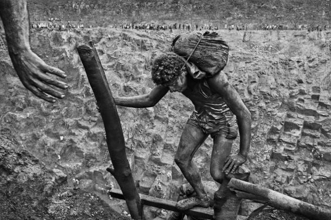 delavec iz Minas Geraisa z vrečo obale, ki se dviga do rudnika Serra Pelada, foto Sebastião Salgado
