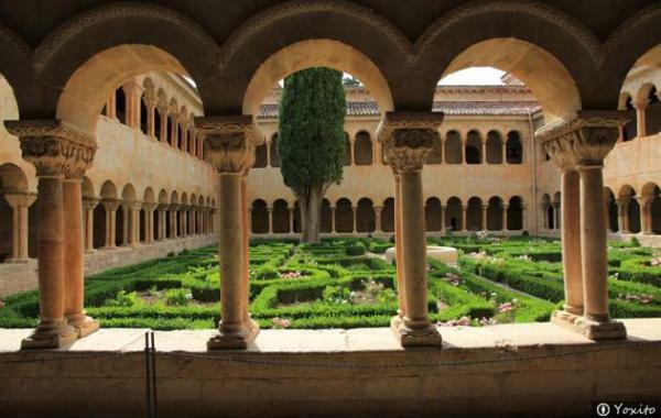 स्पेन में रोमनस्क्यू कला का काम करता है - सैंटो डोमिंगो डी सिलोसो का मठ 