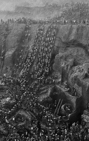 precárioの労働者によって探検されているouronoParáの鉱山、SebastiãoSalgadoによる写真