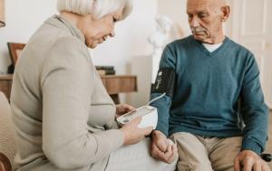 גורמים לעייפות מטפלת בטיפול בקשיש