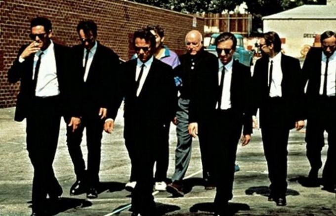 Gambar dari film Reservoir Dogs di mana protagonisnya tampak berjalan